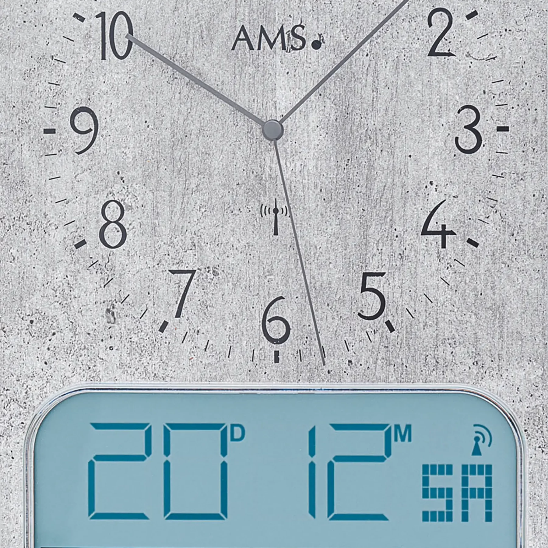 Hybride Wanduhr mit analogem Zifferblatt und digitalem Display