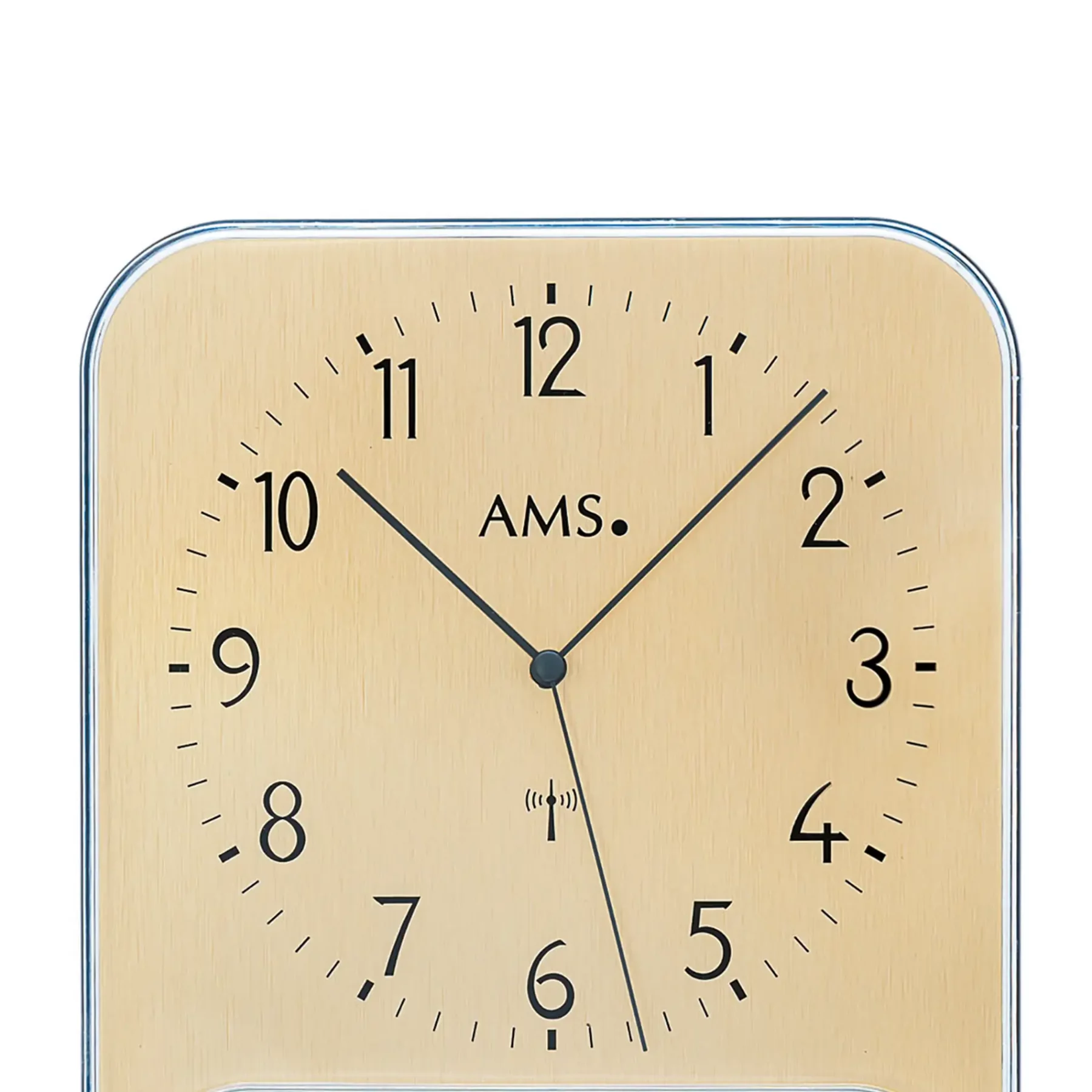 Quadratische Wanduhr aus Holz mit schwarzen Uhrzeigern und arabischen Ziffern