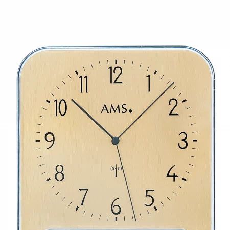 Quadratische Wanduhr aus Holz mit schwarzen Uhrzeigern und arabischen Ziffern