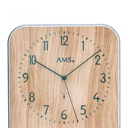 Holzmaserung Wanduhr mit arabischen Ziffern und schwarzen Zeigern