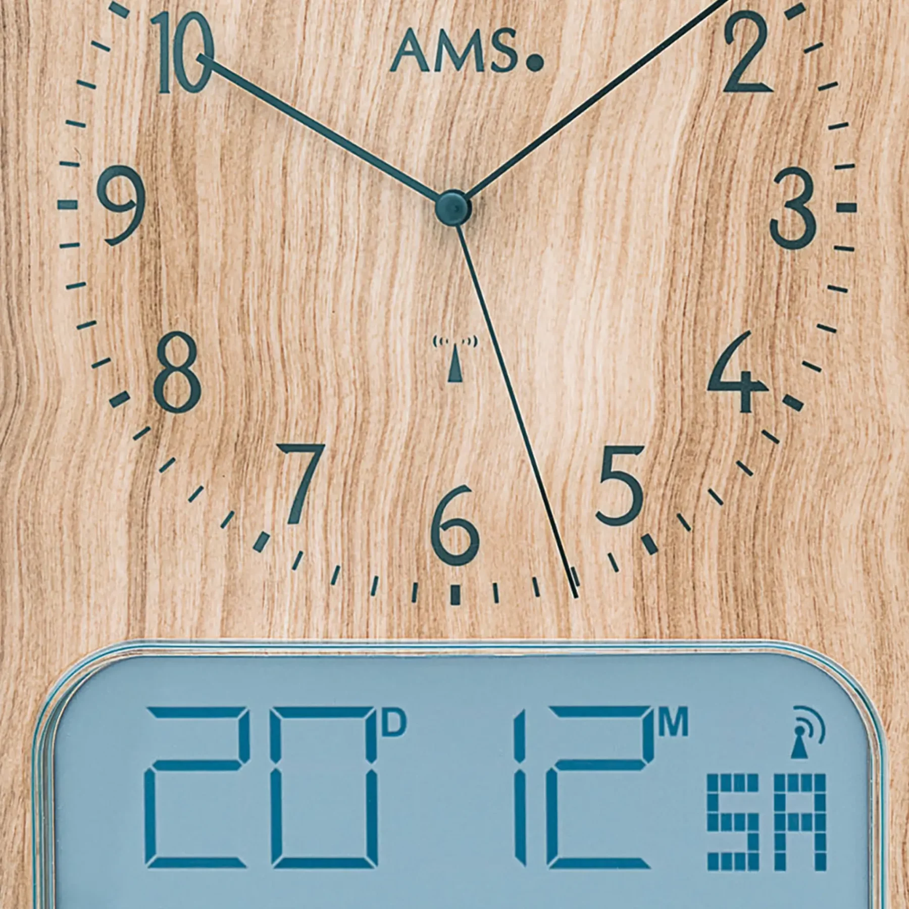 Holzwanduhr mit Analog- und Digitalanzeige