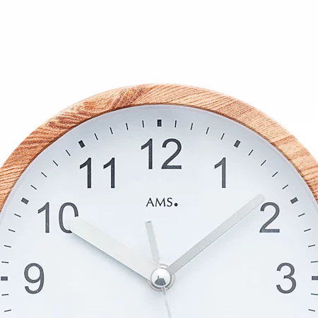 Nahaufnahme moderne analoge Uhr mit Holzkante