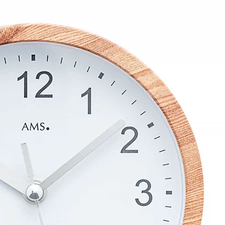 Holzwanduhr mit weißem Zifferblatt und schwarzen Zahlen