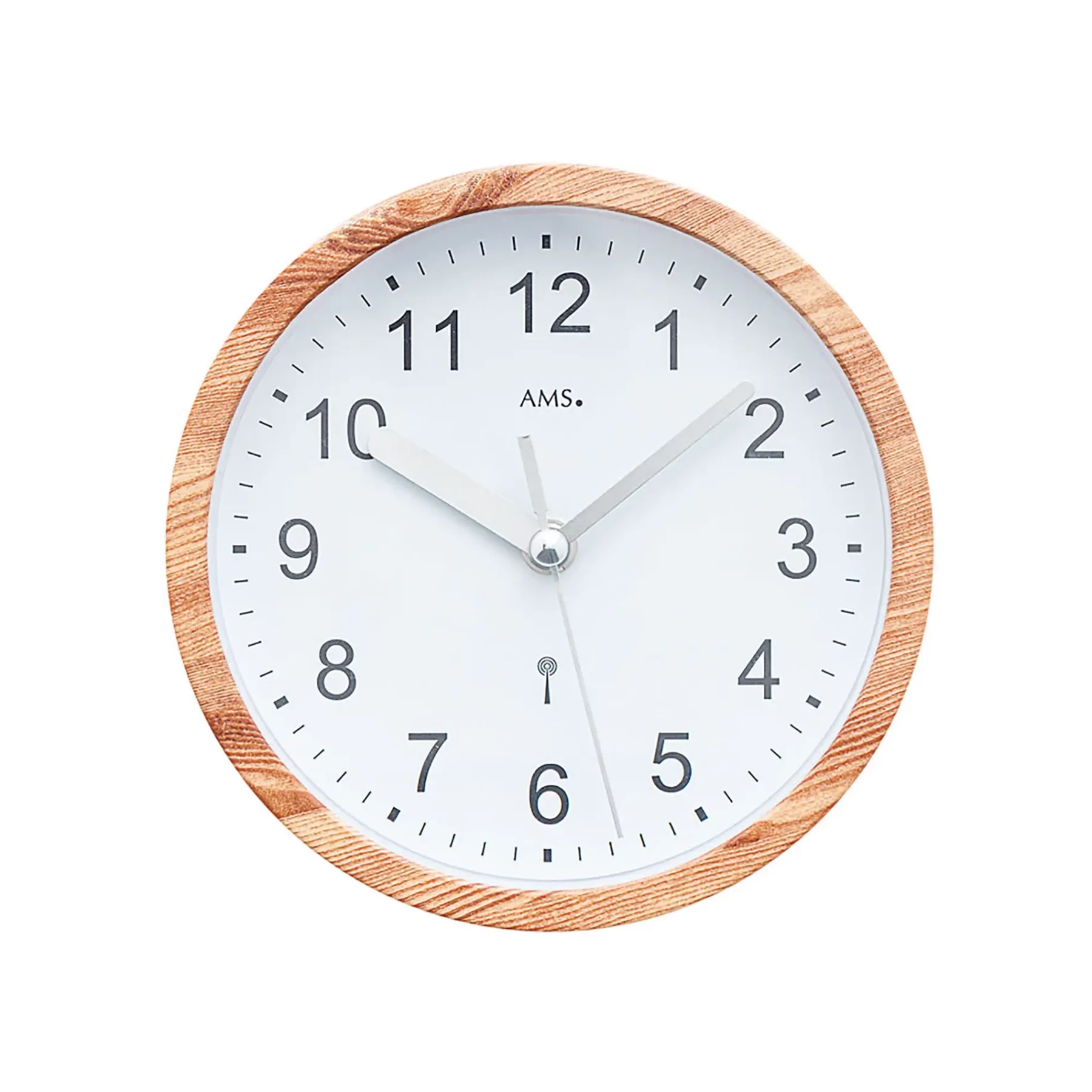 Holzwanduhr mit weißem Zifferblatt und schwarzen Zahlen