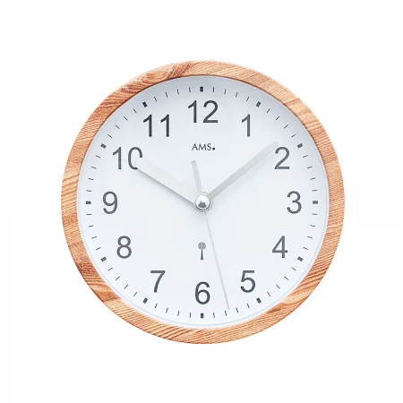 Holzwanduhr mit weißem Zifferblatt und schwarzen Zahlen