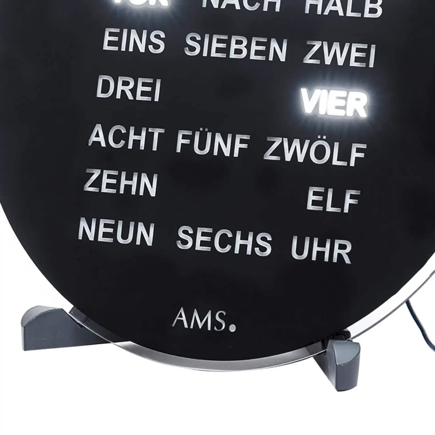 Moderne analoge Wortuhr mit leuchtenden Wörtern