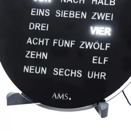 Moderne analoge Wortuhr mit leuchtenden Wörtern