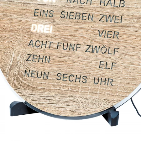 Runde Holzuhr mit Wörtern statt Zahlen auf weißem Hintergrund