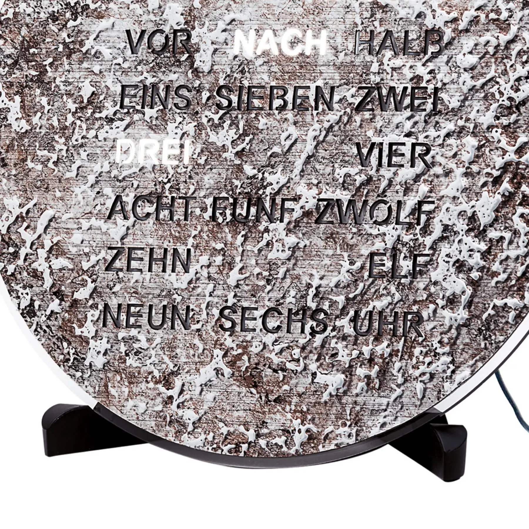 Runde Wanduhr mit Wörtern für Zeitangabe in Deutsch