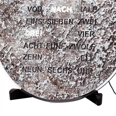 Runde Wanduhr mit Wörtern für Zeitangabe in Deutsch