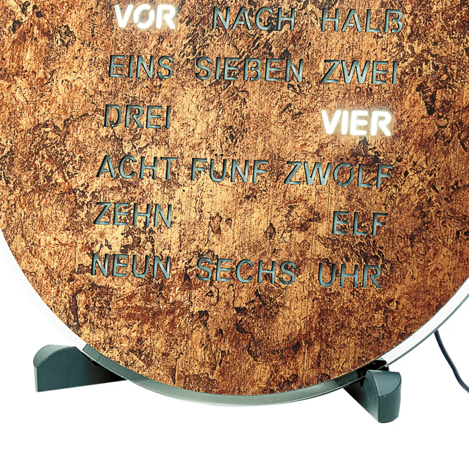 Runde Wortuhr mit leuchtenden Zeitwörtern auf rustikalem Hintergrund