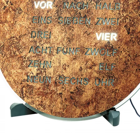 Runde Wortuhr mit leuchtenden Zeitwörtern auf rustikalem Hintergrund