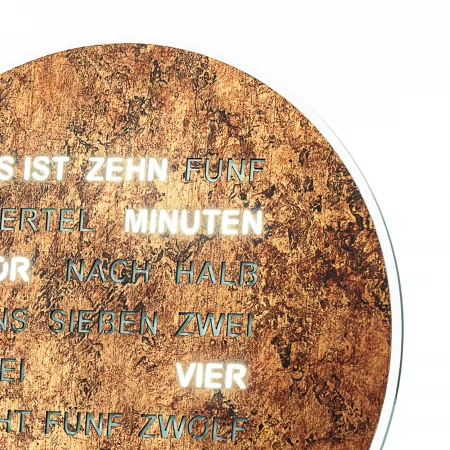 Runde Uhr mit leuchtenden Wortzeitangaben auf Holzoptik