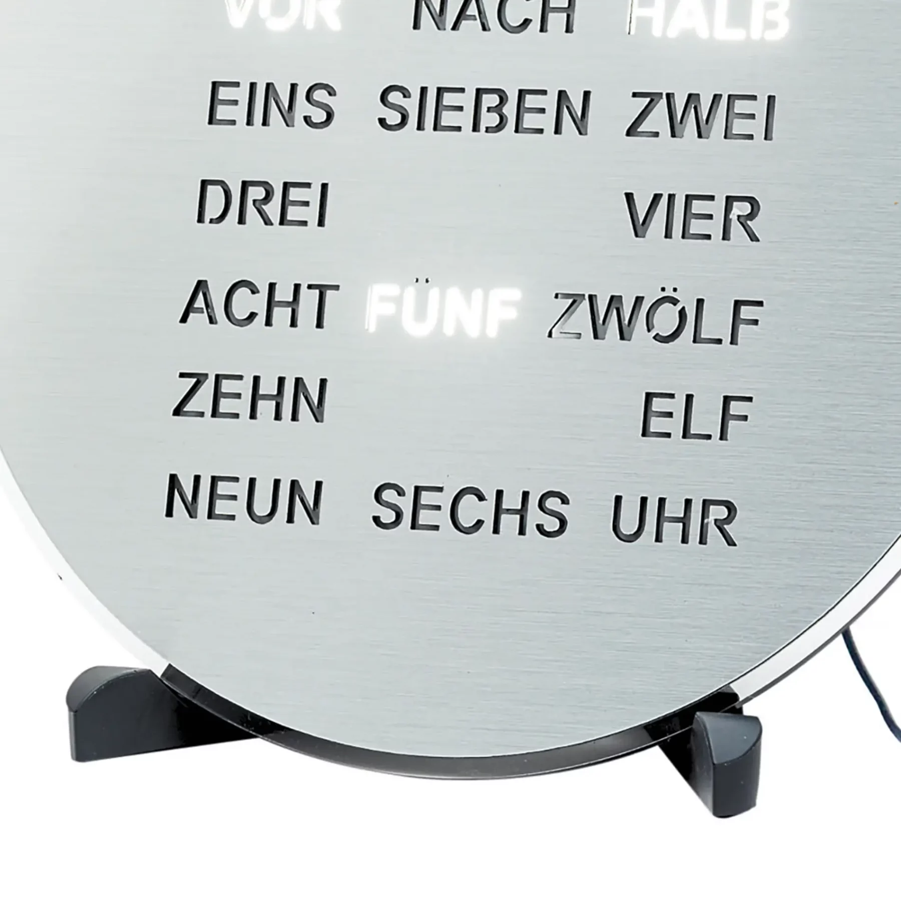 Moderne Wortuhr mit leuchtenden LED-Ziffern und runder Edelstahl-Oberfläche