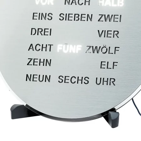 Moderne Wortuhr mit leuchtenden LED-Ziffern und runder Edelstahl-Oberfläche