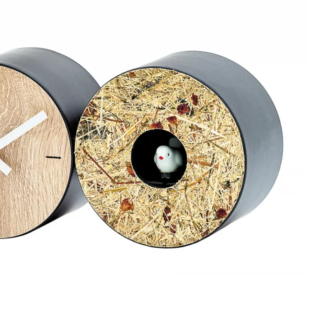 Hamsterhaus mit Holzeinsatz und kleinem weißen Spielzeugtier