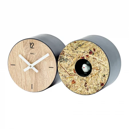 Zwei moderne Kuckucksuhren mit Holz- und Strohmuster