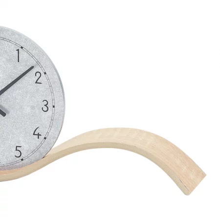 Moderne Tischuhr mit geschwungenem Holzfuß und metallischem Zifferblatt