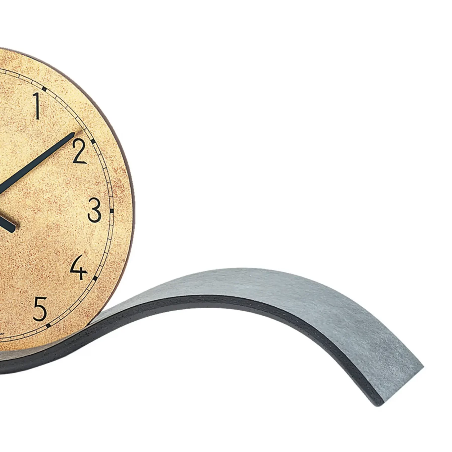 Wanduhr auf gewelltem Metallständer mit modernem Design