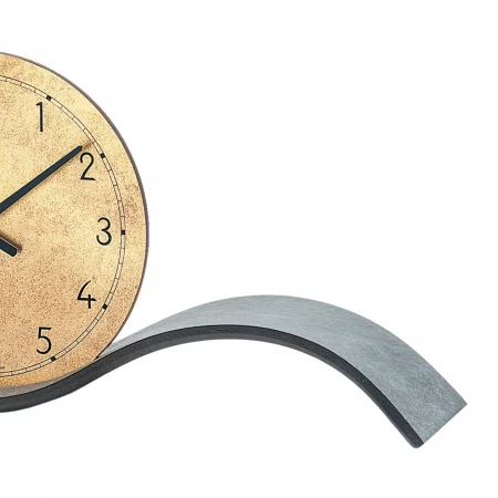 Wanduhr auf gewelltem Metallständer mit modernem Design