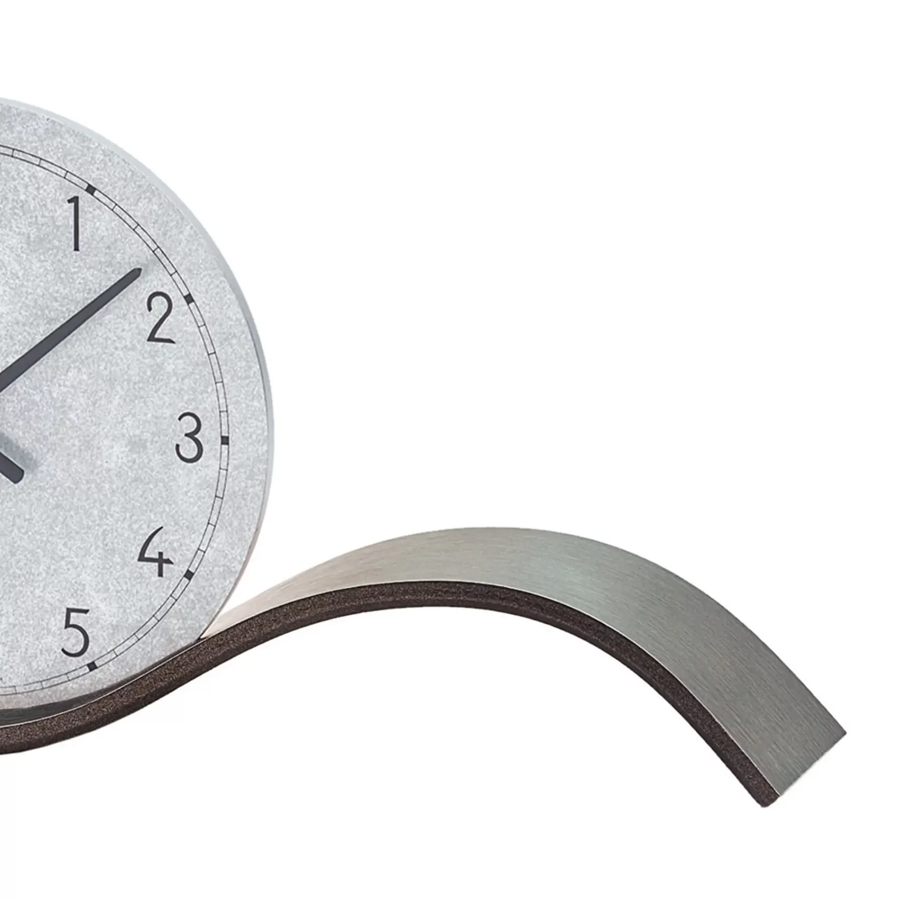 Moderne Wanduhr auf geschwungenem Holzdesign