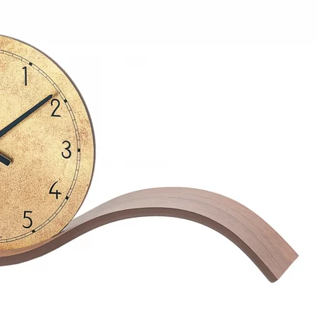 Moderne Wanduhr mit geschwungenem Holzdesign und goldfarbenem Zifferblatt