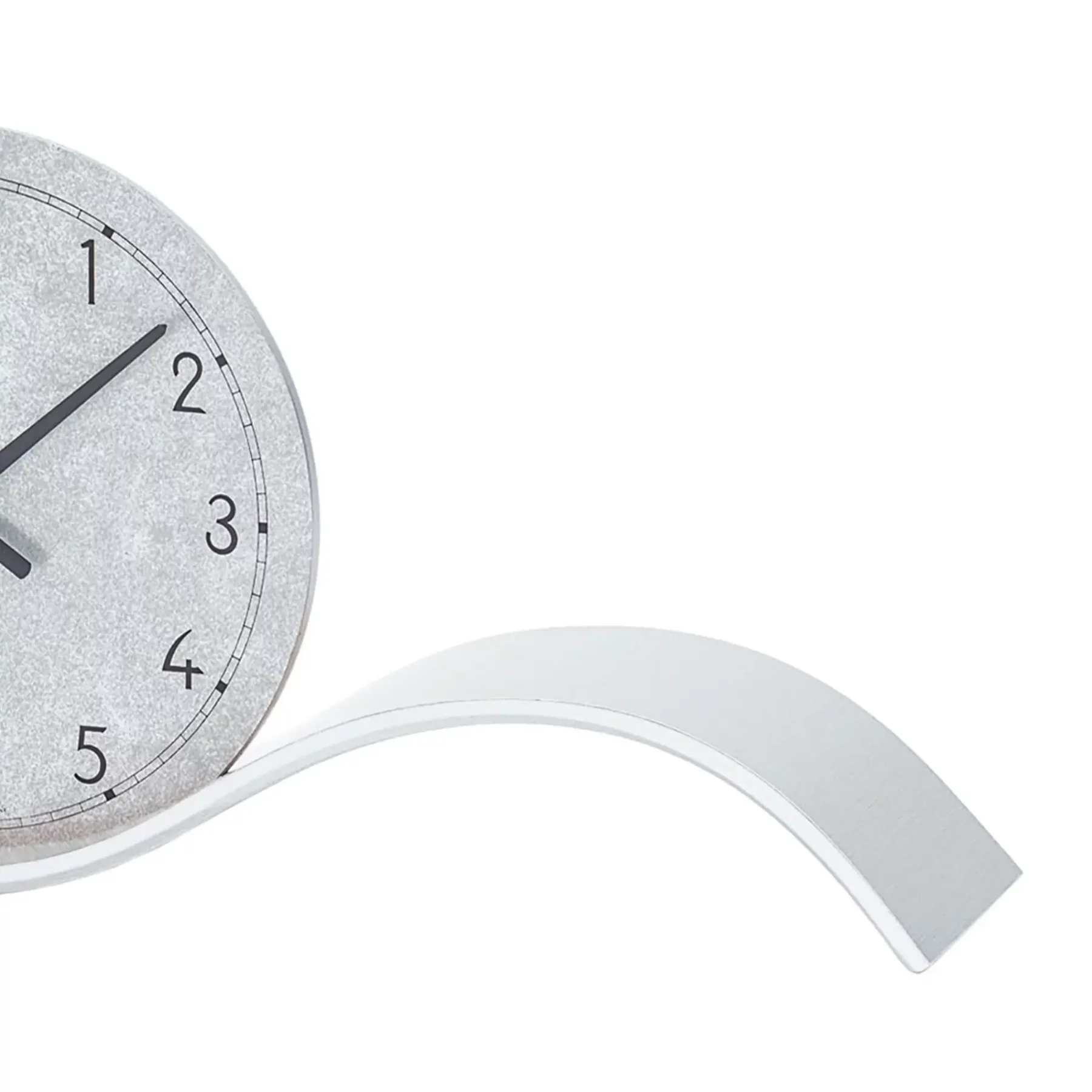 Moderne Wanduhr mit geschwungenem Design