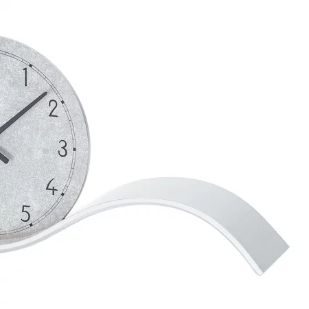 Moderne Wanduhr mit geschwungenem Design