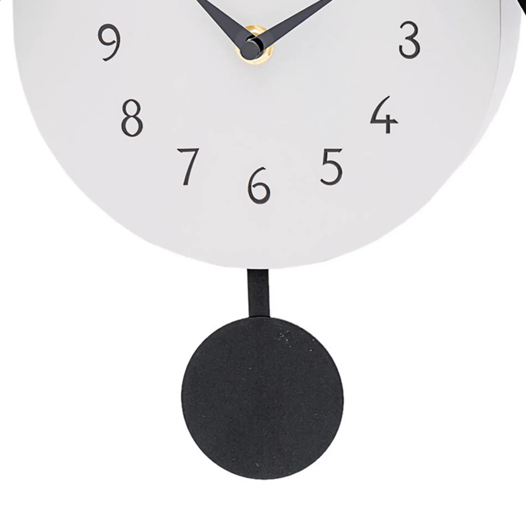 Moderne Wanduhr mit Pendel und schwarzen Zahlen