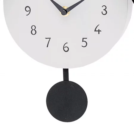 Moderne Wanduhr mit Pendel und schwarzen Zahlen