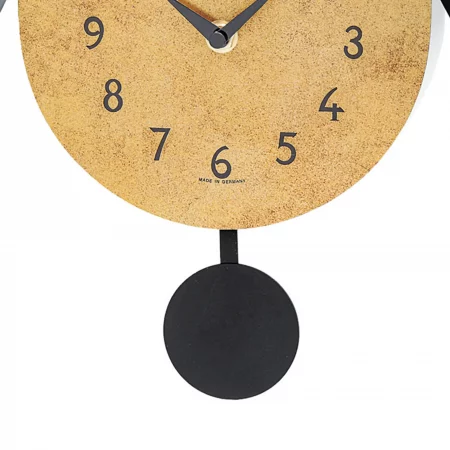 Runde Wanduhr mit Pendel und goldfarbenem Zifferblatt