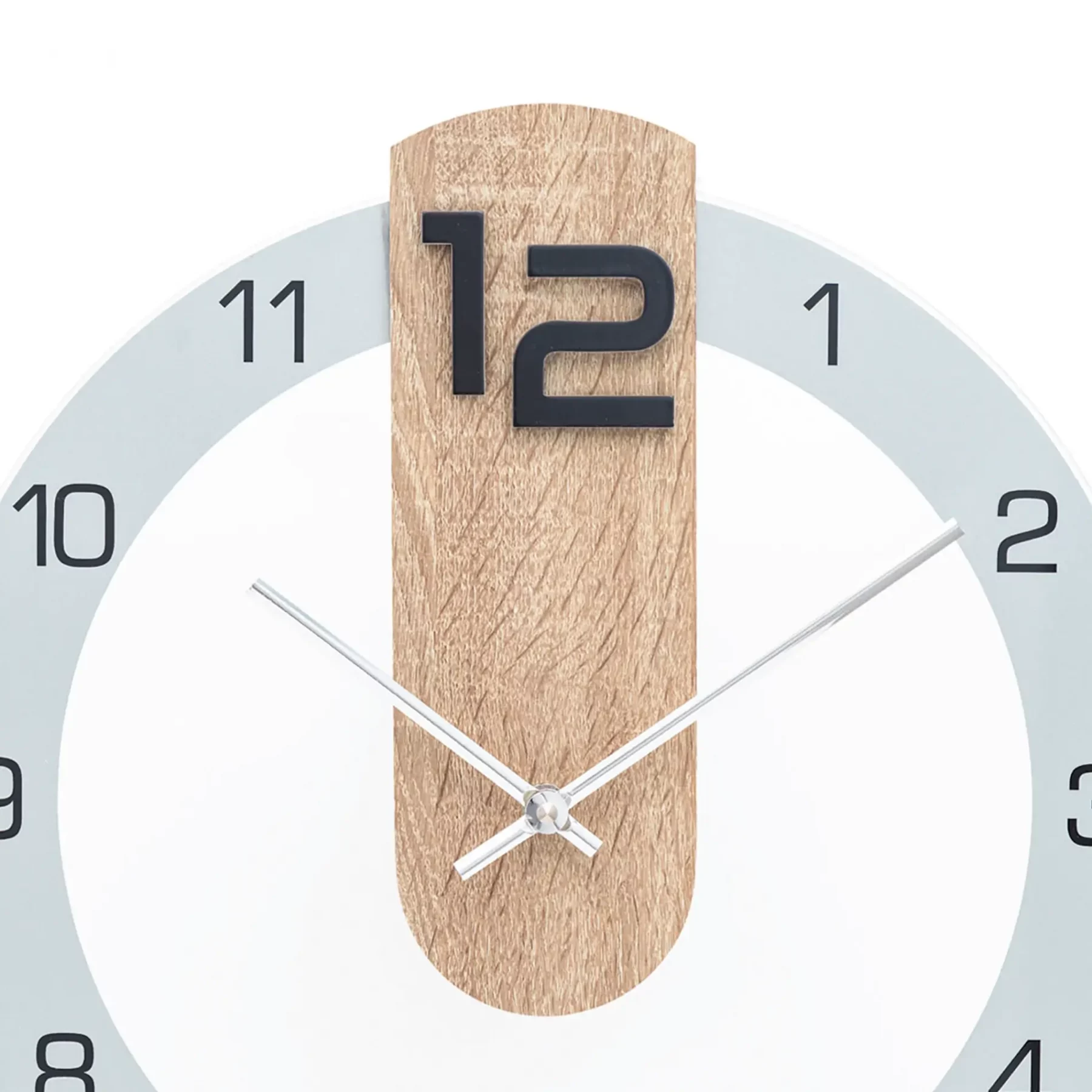 Moderne Wanduhr mit Holzdesign und silbernen Zeigern