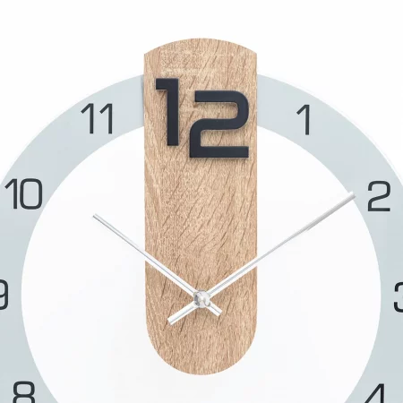 Moderne Wanduhr mit Holzdesign und silbernen Zeigern