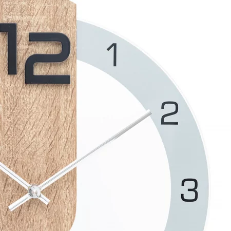 Moderne Wanduhr mit Holzelementen und klaren Ziffern