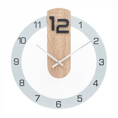 Moderne Wanduhr mit holzfarbenen Akzenten und schwarzen Zahlen auf weißem Zifferblatt