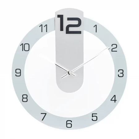 Moderne Wanduhr mit silbernem Ziffernblatt und schwarzen Zahlen