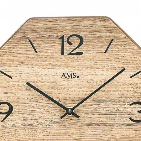 Holzwanduhr mit schwarzem Zifferblatt und Minutenzeiger