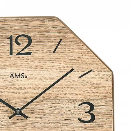 Holzwanduhr mit schwarzen Zeigern und Ziffern