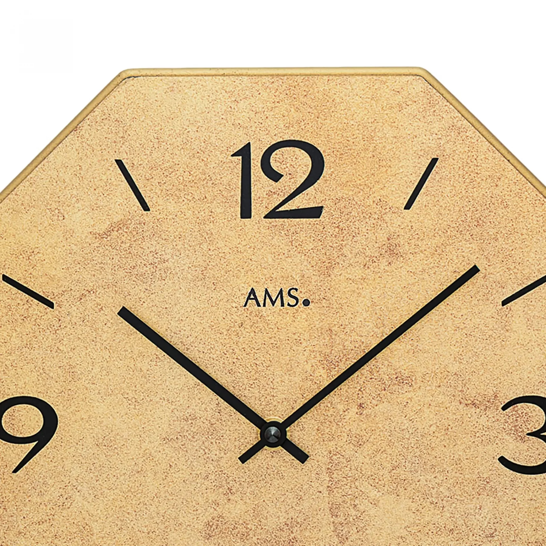 Achteckige Wanduhr mit minimalistischem Design auf beigem Hintergrund