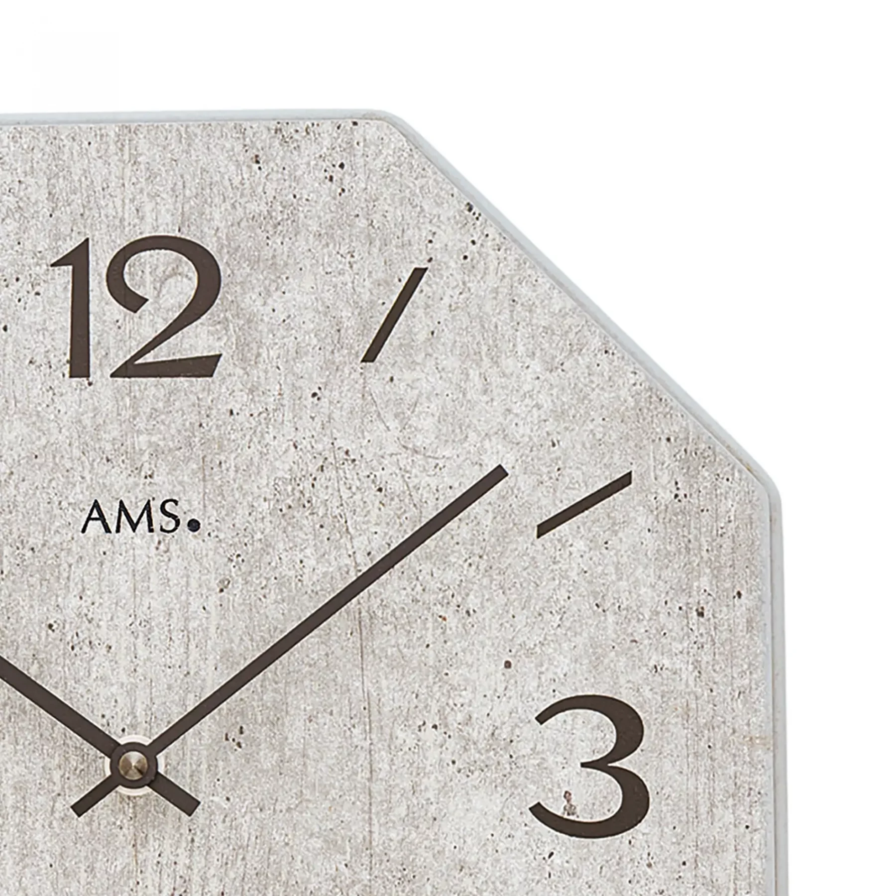 Graue AMS Wanduhr mit schwarzem Zifferblatt und Zeigern