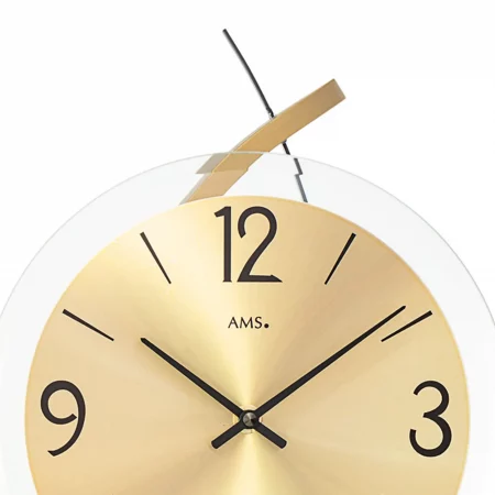 Moderne Wanduhr mit goldfarbenem Zifferblatt und schwarzen Zeigern