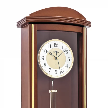 Holzwanduhr mit Pendel und arabischen Ziffern